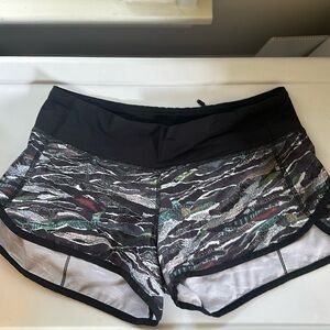 Lululemon speed up short lined 2.5